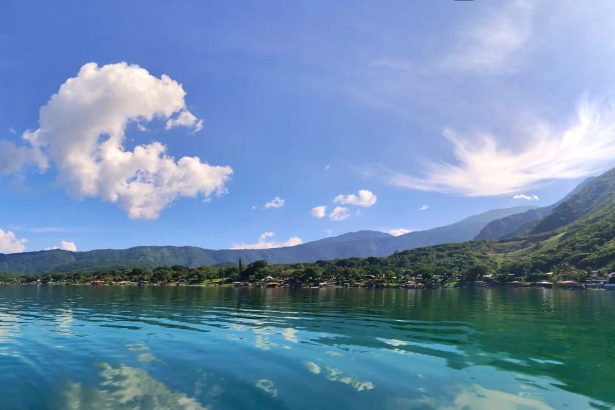 Hermoso paisaje del Lago de Coatepeque