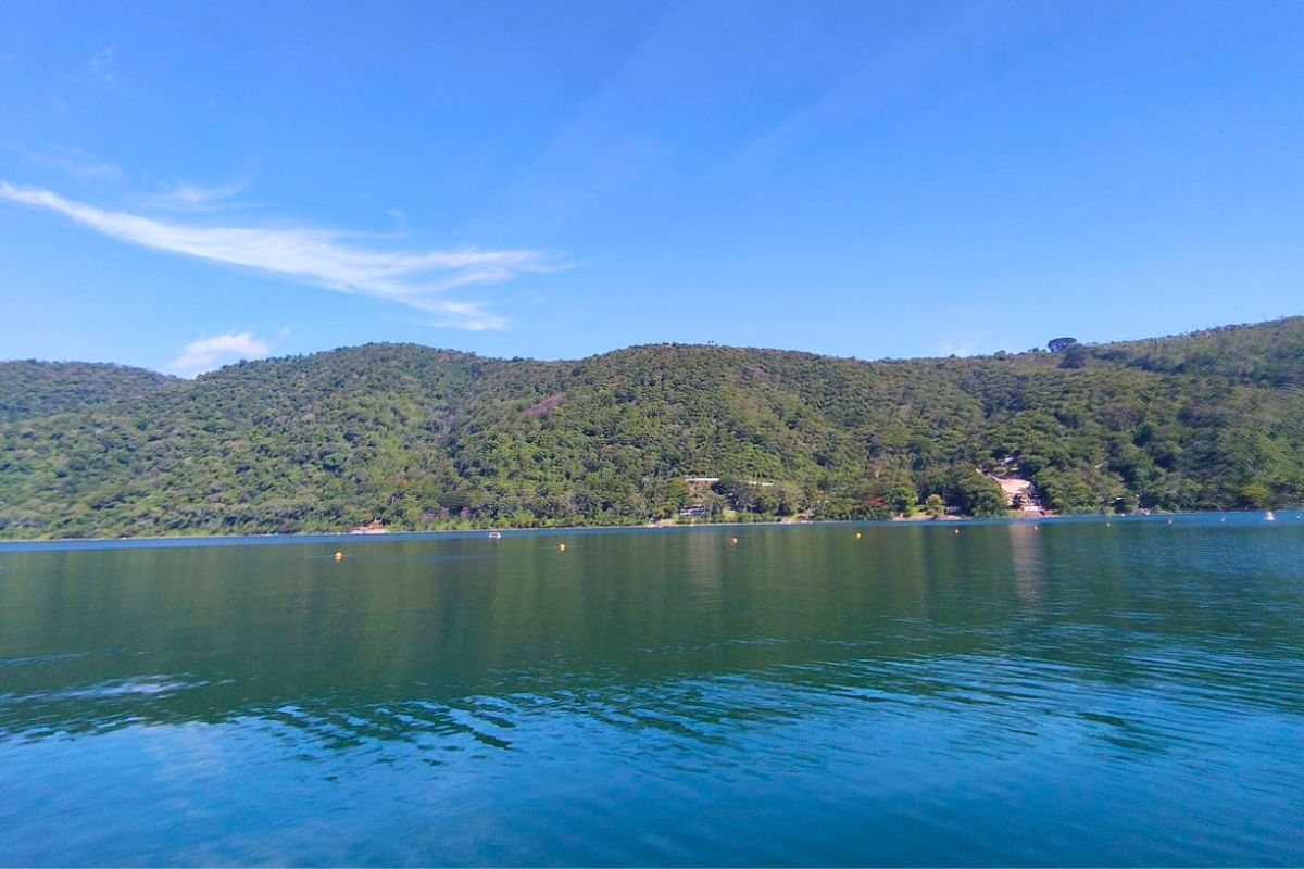 Aguas cristalinas del Lago de Coatepeque