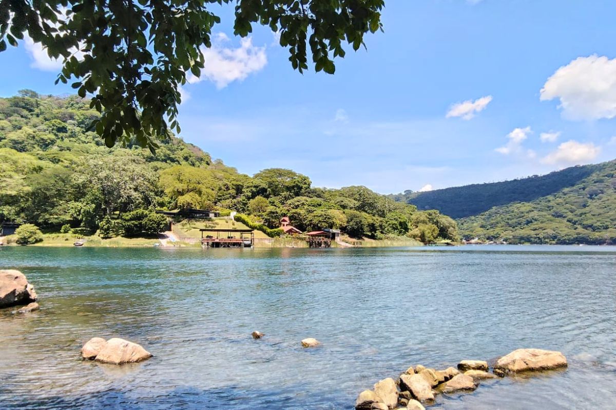 Vista majestuosa del Lago volcánico